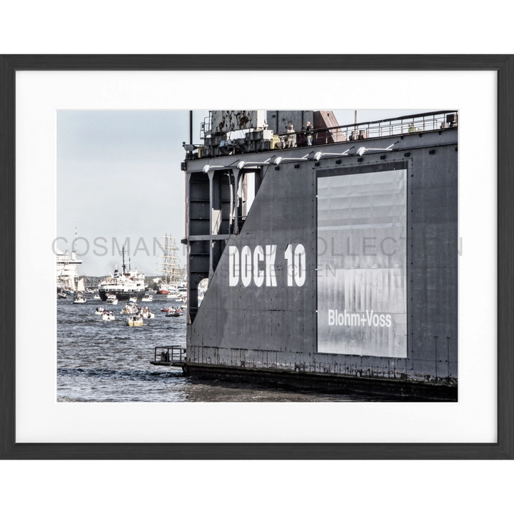 Schwarze Dockstruktur mit der Aufschrift DOCK 10 auf Poster Hamburg Hafen HH27