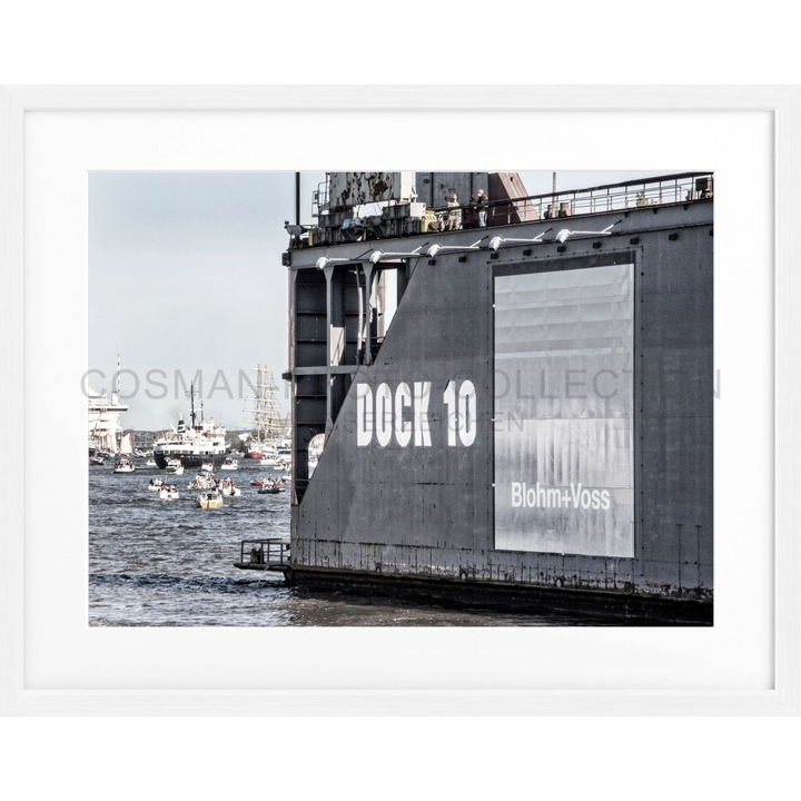 Dunkel gestrukturierter Dock mit DOCK 10 auf Poster Hamburg Hafen HH27