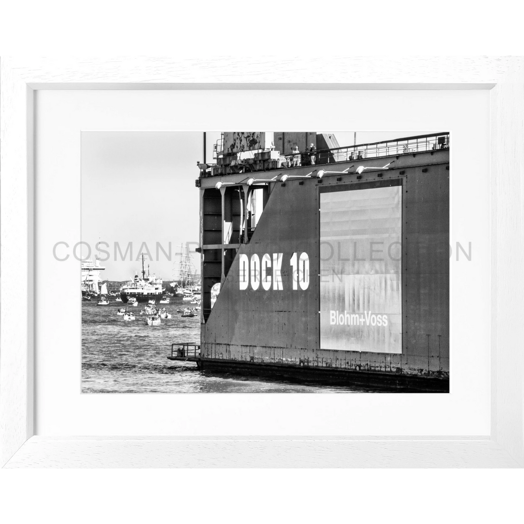 Schwarz-Weiß-Fotografie eines Docks mit der Bezeichnung DOCK 10 im Poster Hamburg Hafen HH27