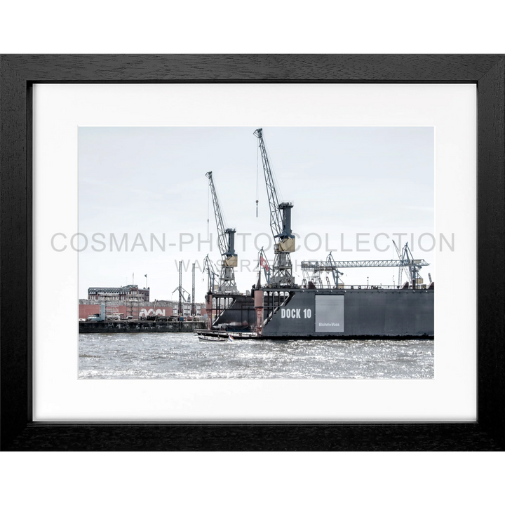 Cosman-Interior Rahmenfarbe: schwarz matt / Grösse: S (31cm x 25cm) / Motiv: farbe Poster Hamburg Hafen "Dock 10" HH34