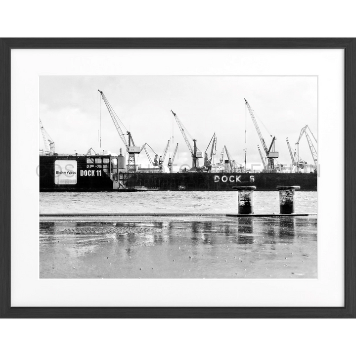 Industrielle Dockansicht mit mehreren Kränen am Hamburger Hafen für Poster Hamburg Hafen