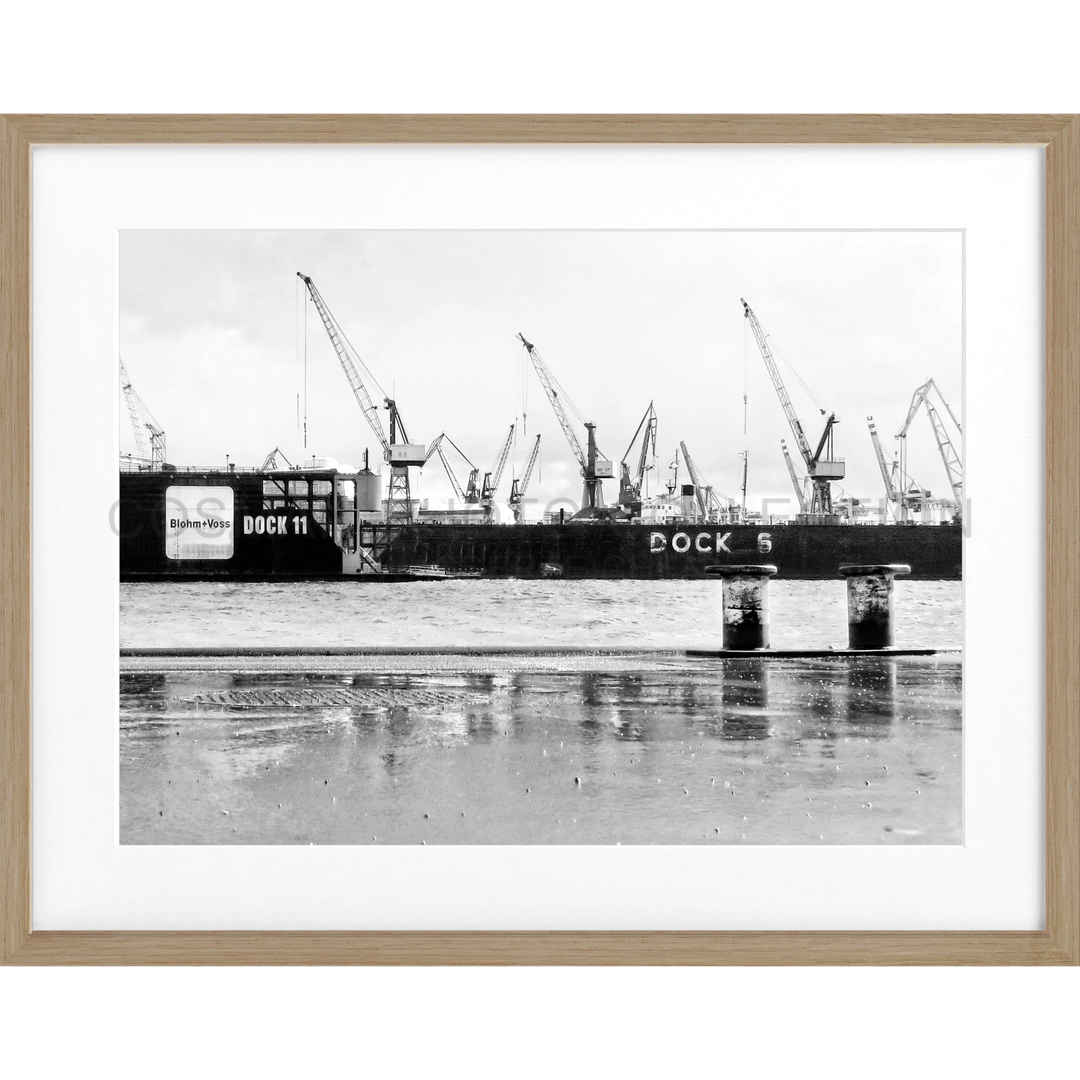 Schwarzweißfoto von Industriekranen am Wasser im Poster Hamburg Hafen Dock HH05C