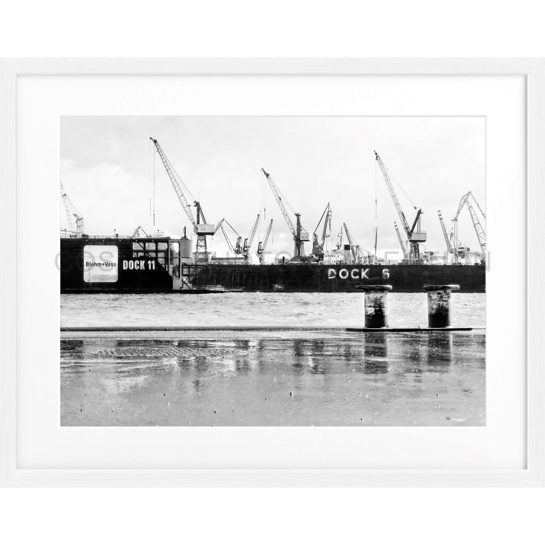 Industrie-Schiffsicherheit mit mehreren Frachtkranen im Poster Hamburg Hafen Dock HH05C