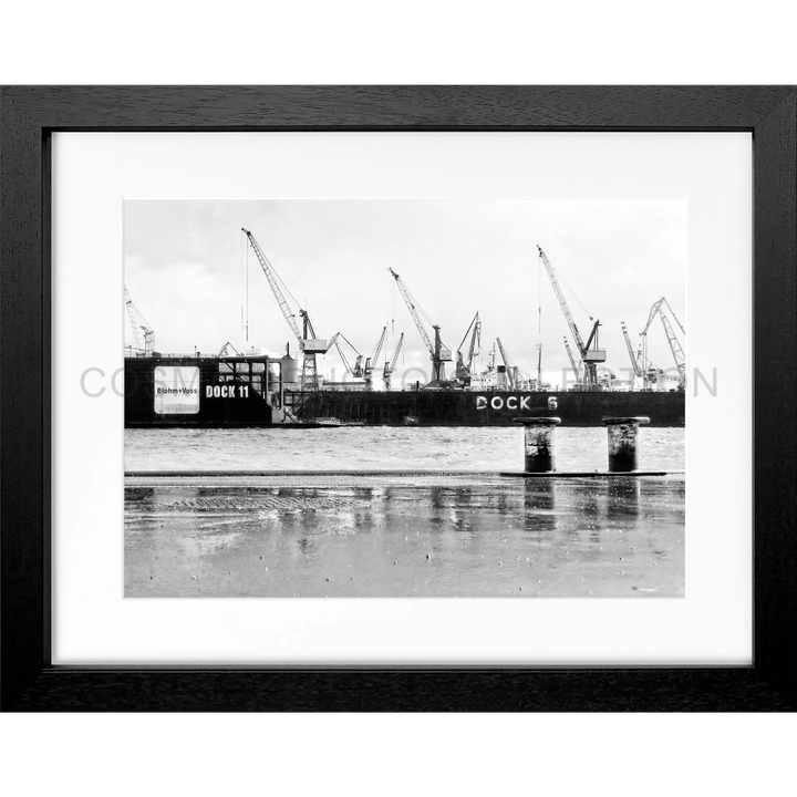 Schwarz-weißes Bild von Hafenkränen am Wasser für Poster Hamburg Hafen Dock HH05C