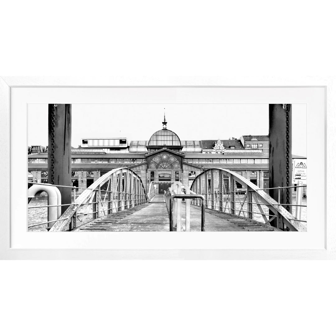 Schwarz-weiß Fotografie einer prunkvollen Brücke mit Kuppelgebäude am Ende