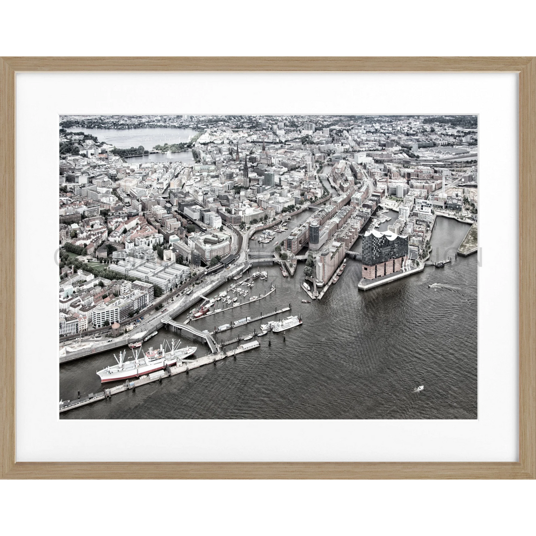 Schwarz-weiß Luftaufnahme einer Hafenstadt mit Schiffen am Wasser, Poster Hamburg Hafen HH15