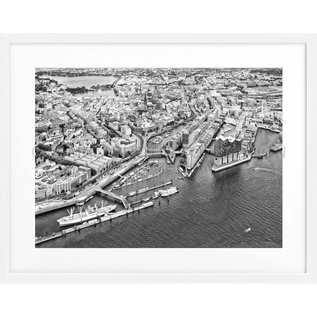 Schwarz-weiß Luftaufnahme einer Hafenstadt mit liegenden Schiffen im Poster Hamburg Hafen HH15