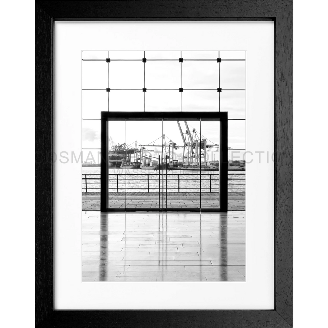 Schwarzgerahmtes Foto von Hafenkränen durch ein Fenster im Poster Hamburg Hafen HH33