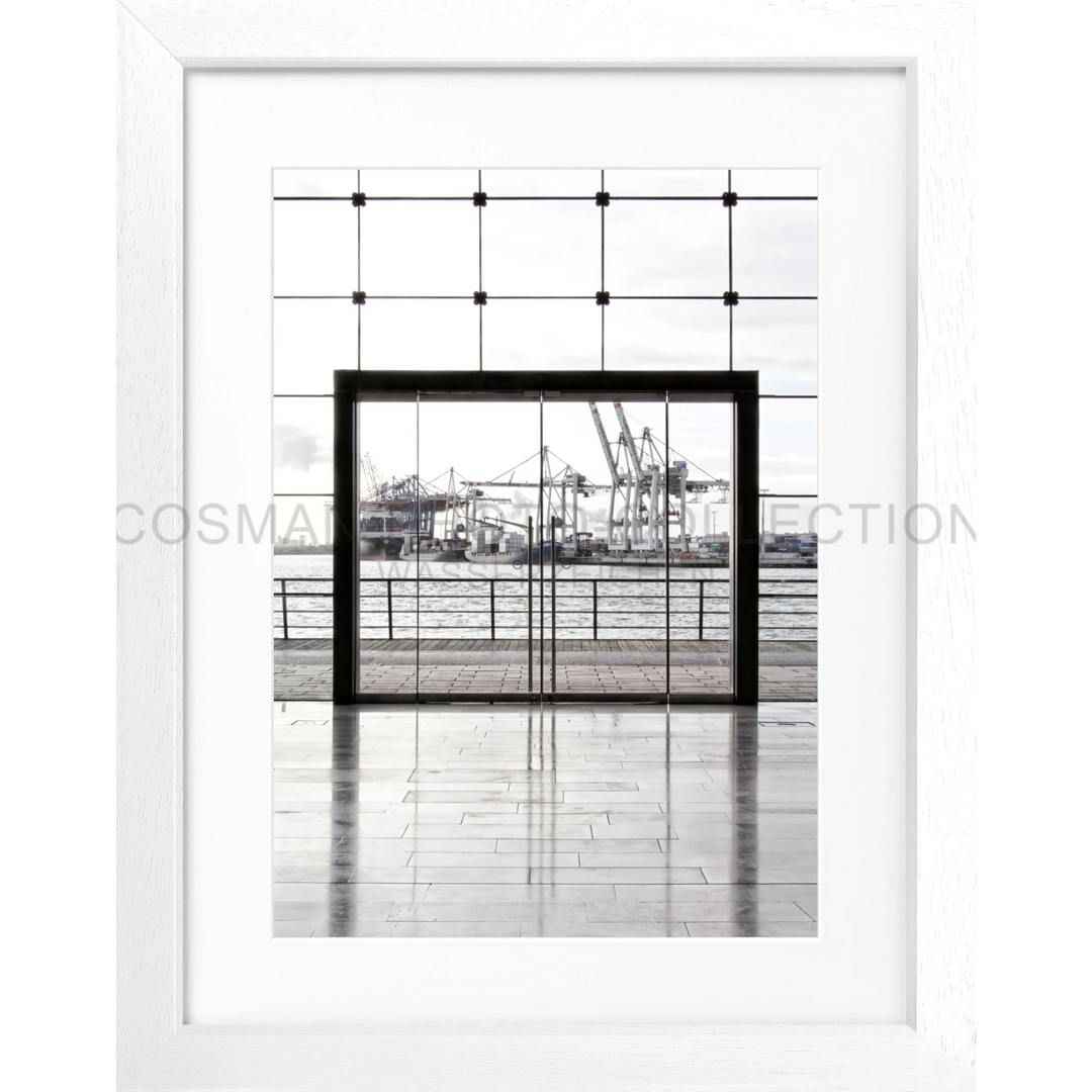 Gerahmtes schwarz-weißes Foto von Industriekränen durch ein Fenster in Poster Hamburg Hafen HH33