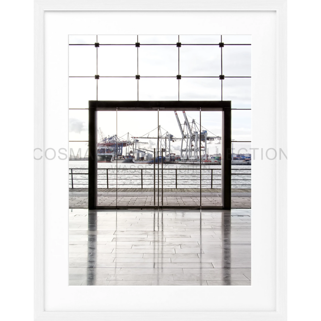 Schwarzer rechteckiger Rahmen mit Blick auf den Industriehafen Hamburg und Kränen