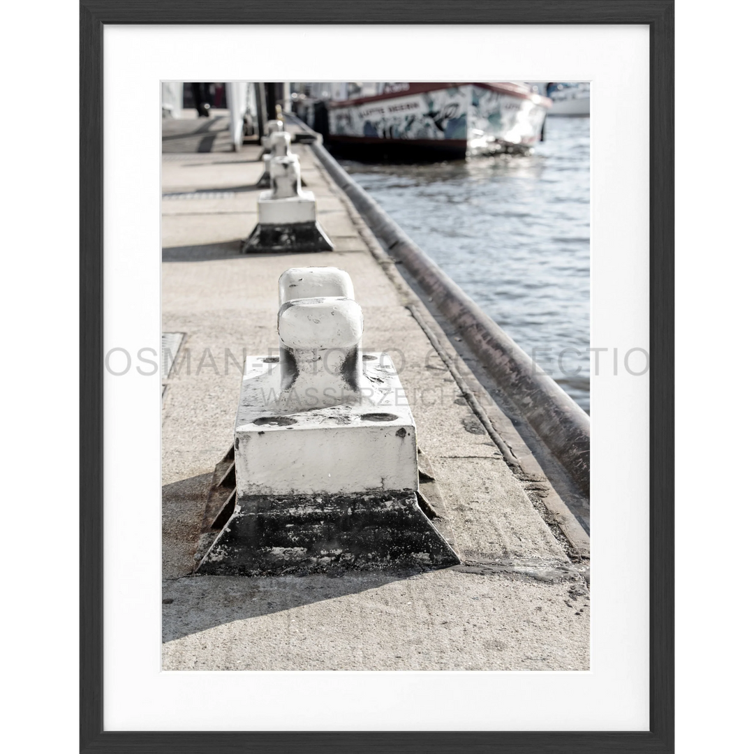 Metallpoller auf einer Betonfläche im Poster Hamburg Hafen Poller HH05H