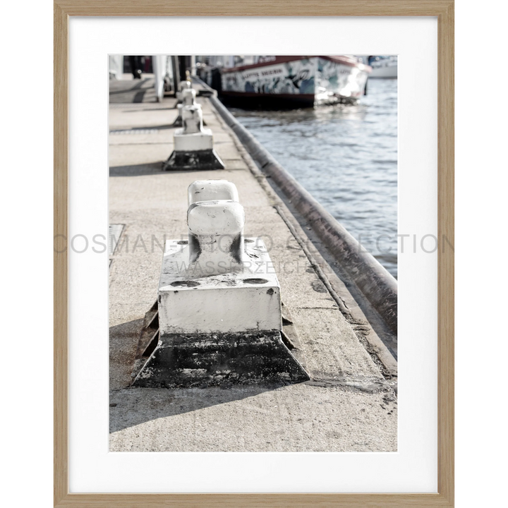 Metallischer Dockpoller auf Beton für Poster Hamburg Hafen Poller HH05H