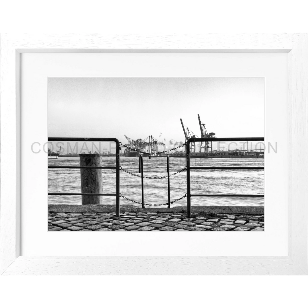 Metallgeländer am Hafen mit sichtbaren Hafenkränen im Poster Hamburg Hafen Zaun HH28