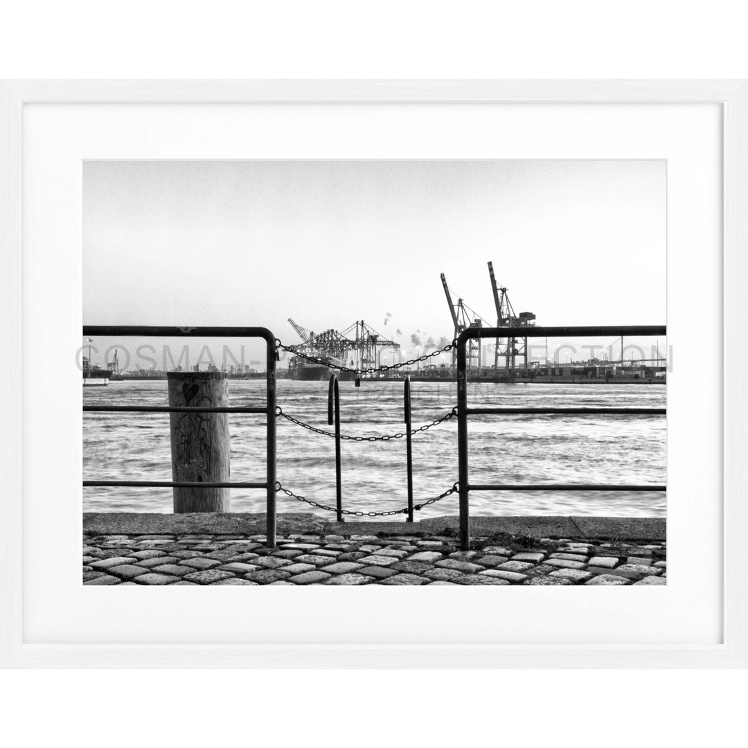 Metalltor mit Blick auf den Hafen und Industriekräne, Poster Hamburg Hafen Zaun HH28