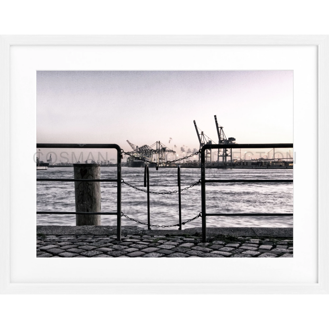 Metallzaun mit Blick auf einen Hafen und Industriekränen im Poster Hamburg Hafen Zaun HH28