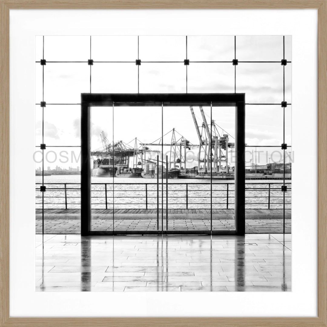 Schwarzer Quadratrahmen an Glaswand mit Blick auf Hafen und Kräne, Poster Hamburg HH33AQ