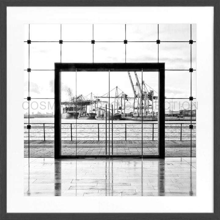 Schwarzer Rahmen mit Blick auf einen Industriehafen und Kräne in Poster Hamburg HH33AQ