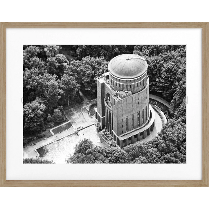 Zylindrischer Betonturm mit DOMED oberen architektonischen Details in Poster Hamburg