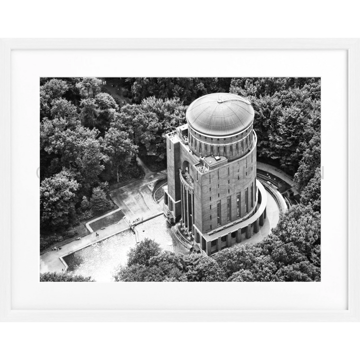 Zylindrischer Betonturm mit Kuppel und architektonischen Details für Poster Hamburg