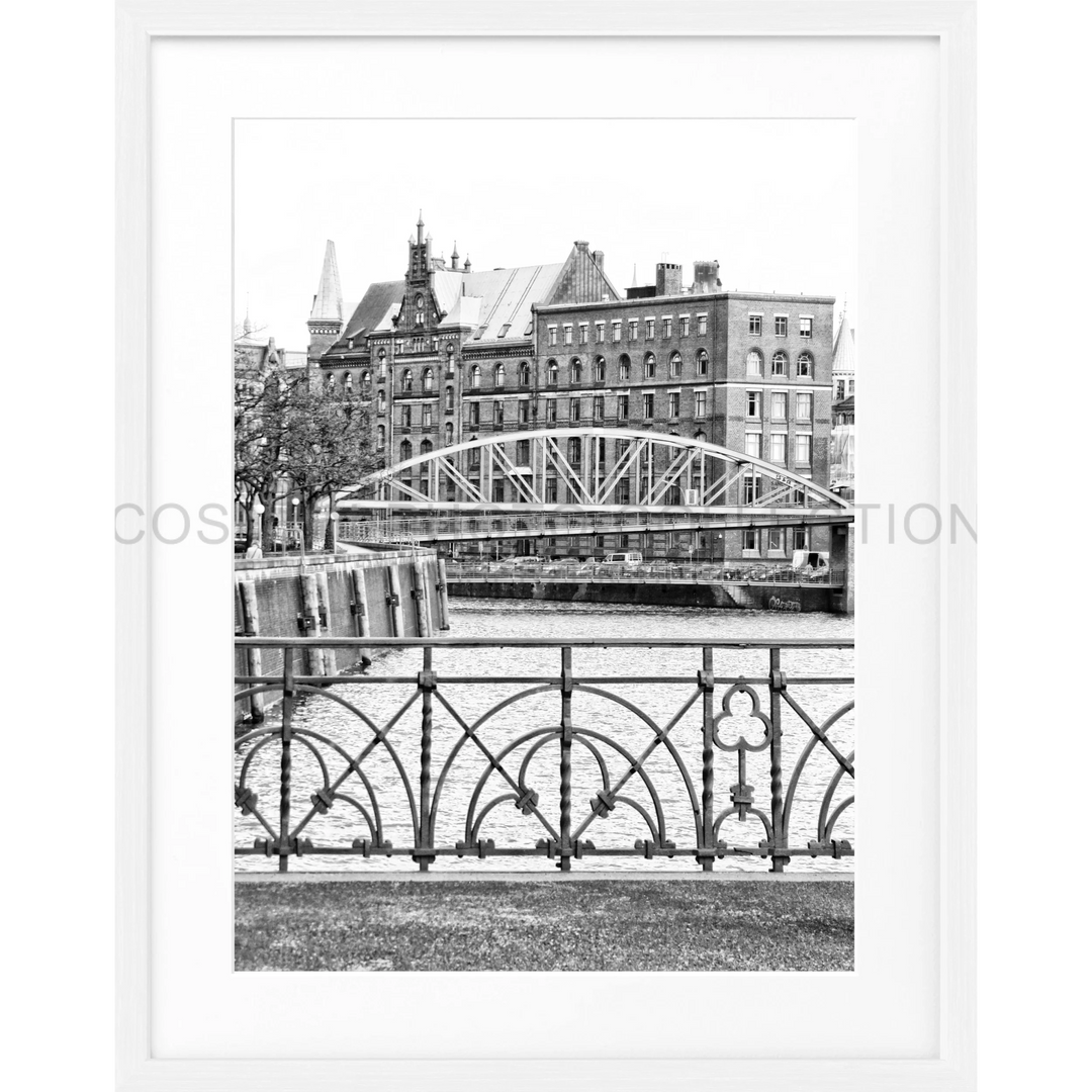 Schwarz-weiß Fotografie eines geschwungenen Metallgeländer mit Verzierungen, Poster Hamburg Speicherstadt HH46D