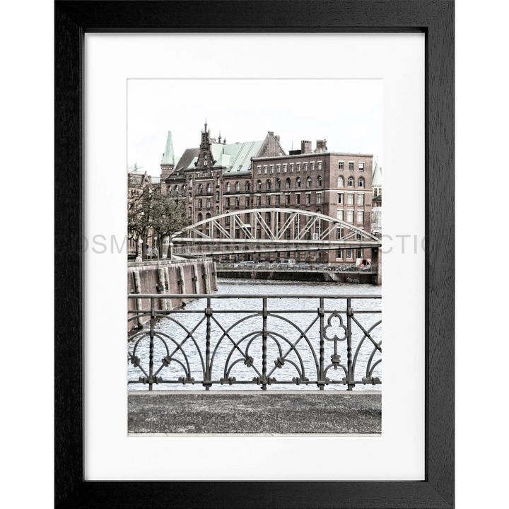 Schwarz-weißes Foto einer Brücke und historischen Gebäuden in Hamburg Speicherstadt