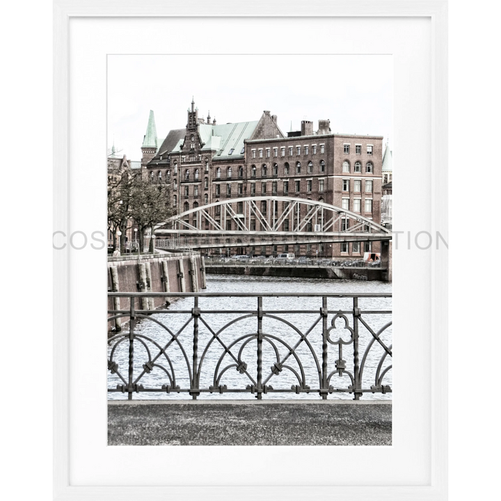 Verzierte Metallgeländer mit Blick auf eine Brücke und historische Gebäude in Hamburg