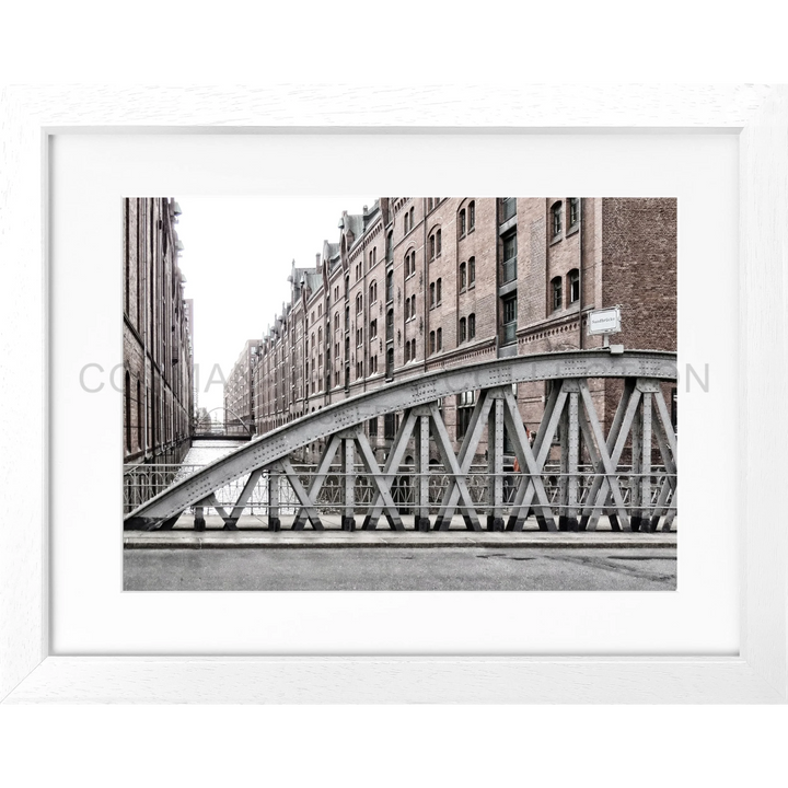 Stahlbrücke mit dreieckigen Stützen vor Backsteinbauten in Hamburg Speicherstadt