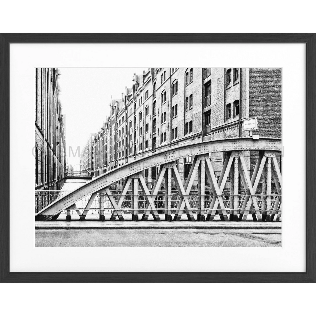 Schwarzweiß Architekturfoto einer Stahlbrücke mit Diagonalversteifung