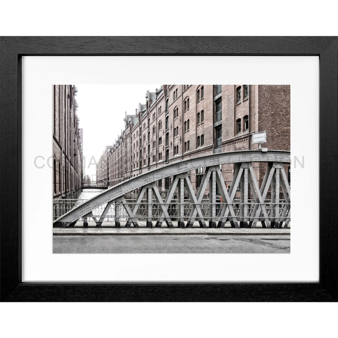 Schwarz-weiße Fotografie einer Stahlbrücke neben Lagerhäusern, Poster Hamburg Speicherstadt