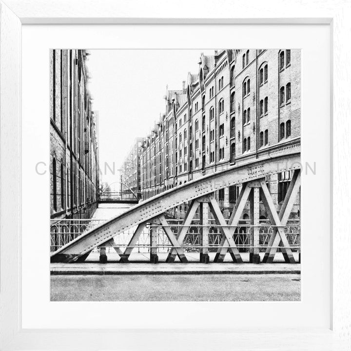 Schwarz-weiß Fotografie einer Brücke mit Stahlstützen in der Speicherstadt Hamburg