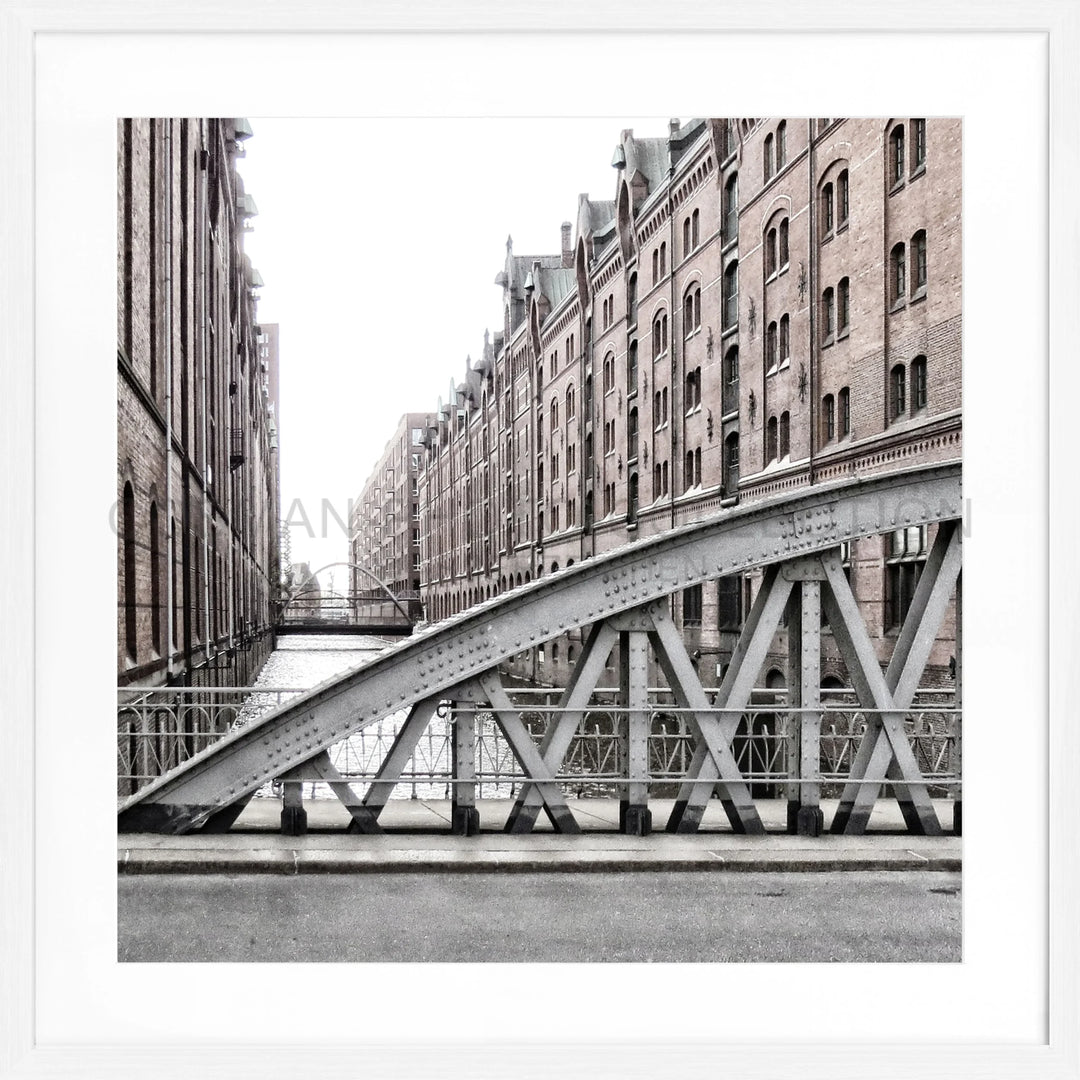 Stahlbrücke verbindet historische Lagerhäuser in Hamburg Speicherstadt HH46FQ Poster