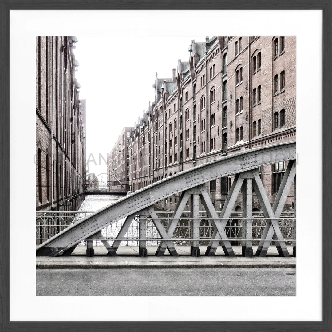 Stahlbrücke mit Diagonalquerriegeln vor Backsteinlagerhäusern in Hamburg Speicherstadt