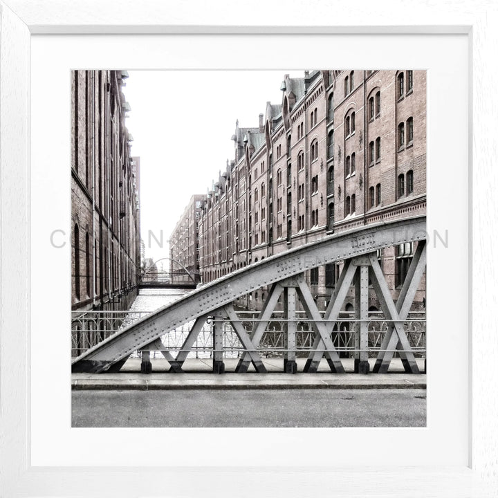 Historische Stahlbrücke mit Backsteinlagerhäusern in Hamburg Speicherstadt