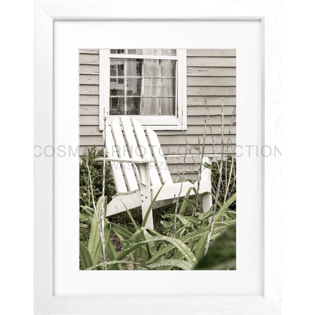 Weißer Adirondack-Stuhl umgeben von Pflanzen im Poster Hamptons Long Island Deckchair HM14