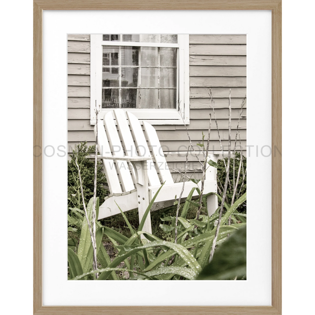 Weißer Adirondack-Stuhl umgeben von hohem Gras in Poster Hamptons Long Island Deckchair HM14