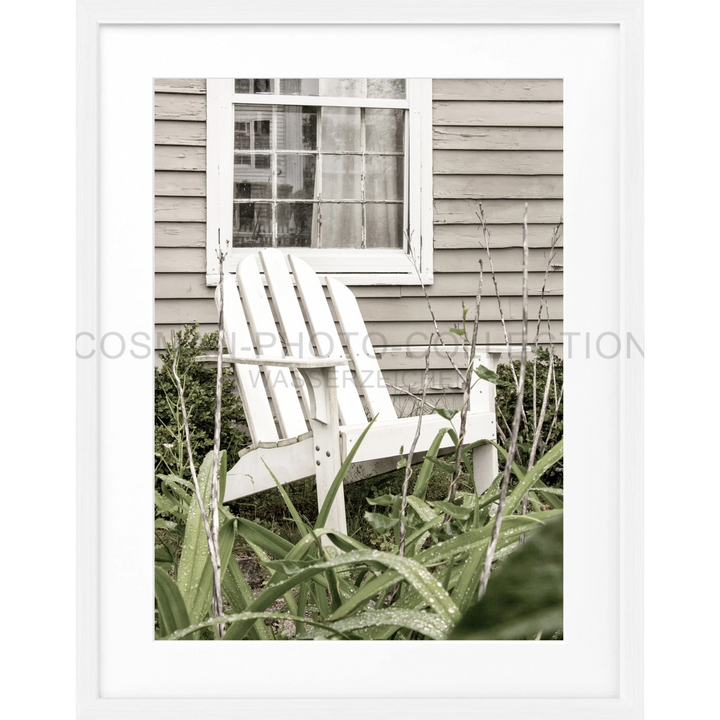 Weißer Adirondack-Stuhl zwischen Laub im Poster Hamptons Long Island Deckchair HM14