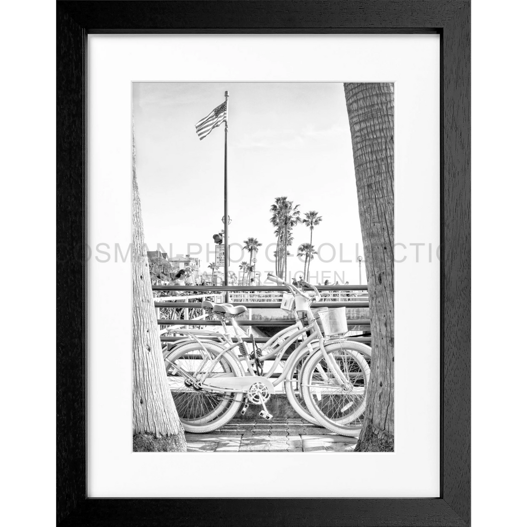 Schwarz-weiß Fotografie eines Strandcruiser-Rades im Poster Kalifornien Beach Bike K187