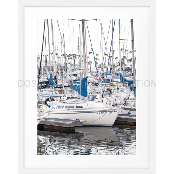 Weißes Segelboot mit blauen Akzenten im Hafen, Poster Kalifornien ’Boat’ K177