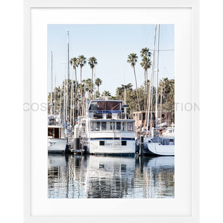 Weißer Yacht mit zwei Decks am Dock für Poster Kalifornien Boat K33