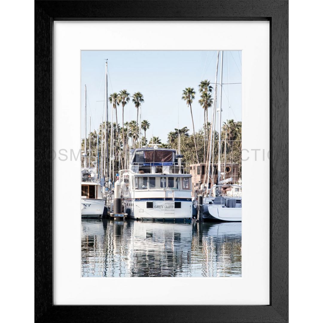 Weißer Yacht im Hafen an einem Marina-Dock, abgebildet auf Poster Kalifornien Boat K33