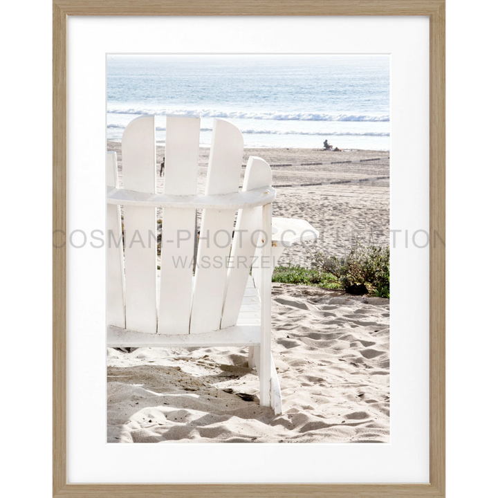 Weißer Adirondack-Stuhl auf Sand im Poster Kalifornien Deckchair K178