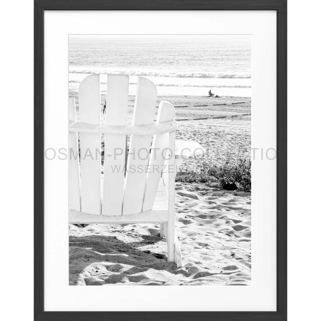 Weißer Adirondack Stuhl auf Sand im Poster Kalifornien Deckchair K178