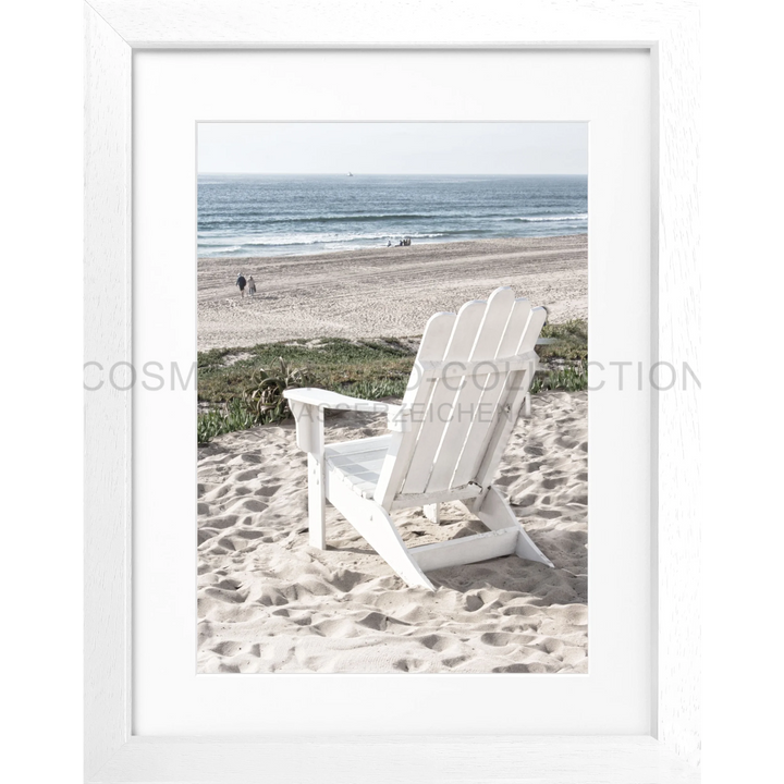 Weißer Adirondack-Stuhl am sandigen Strand im Poster Kalifornien Deckchair K180