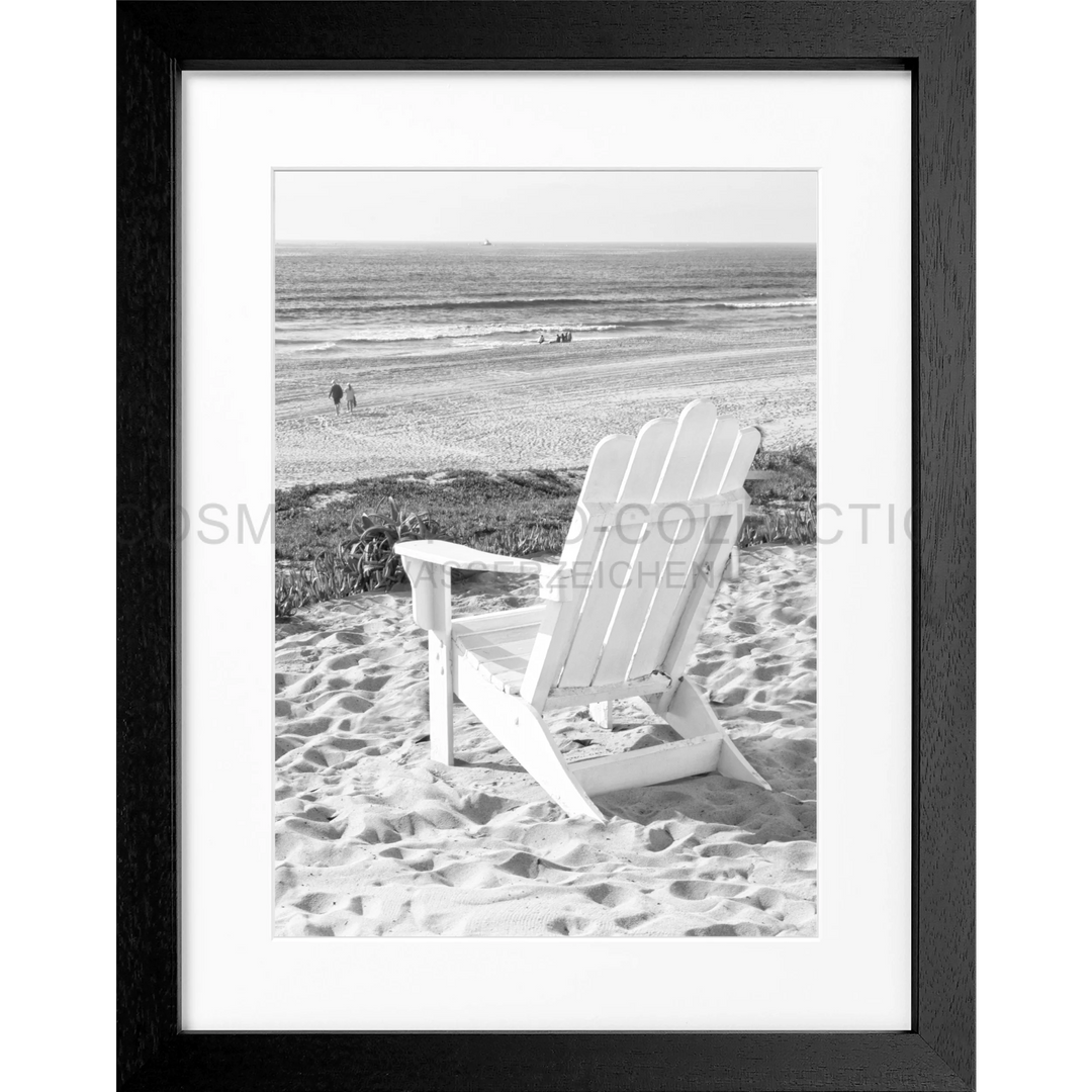 Weißer Adirondack Stuhl auf Sand im Poster Kalifornien Deckchair K180