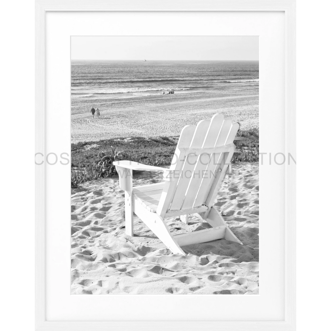 Weißer Adirondack-Stuhl auf Sand im Poster Kalifornien Deckchair K180