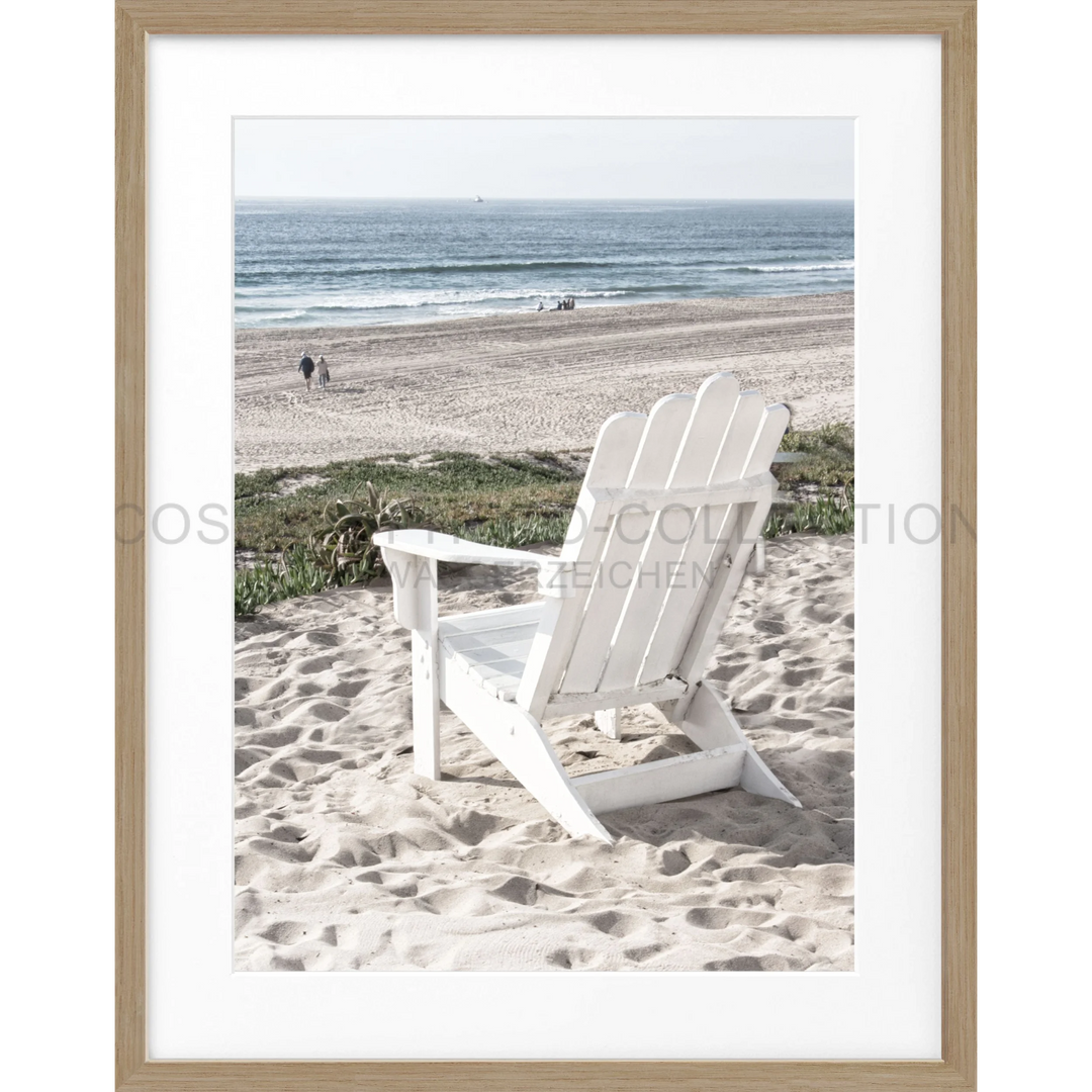 Weißer Adirondack-Stuhl auf Sand im Poster Kalifornien Deckchair K180