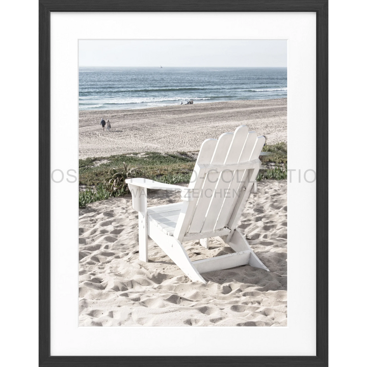 Weißer Adirondack-Stuhl auf Sand im Poster Kalifornien Deckchair K180