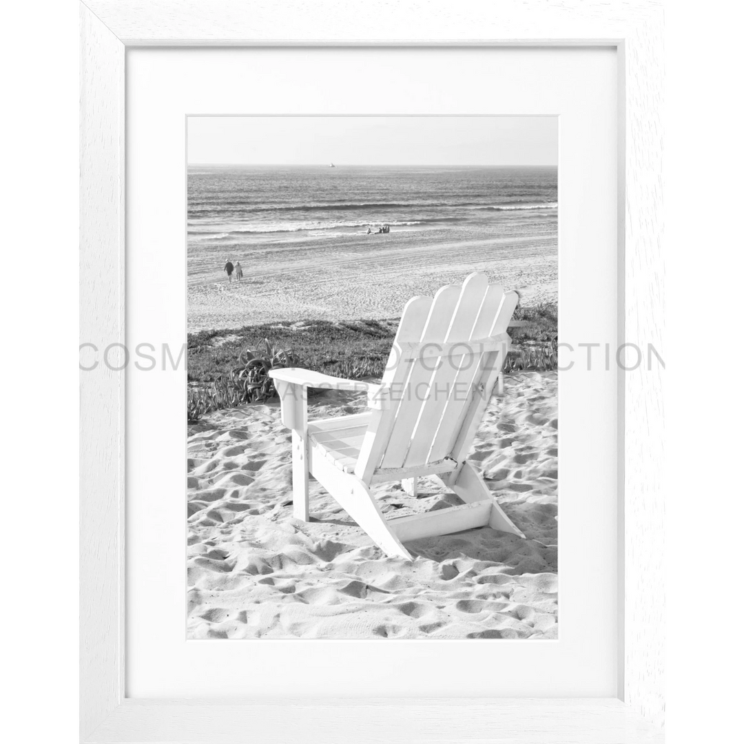 Weißer Adirondackstuhl am sandigen Strand in Poster Kalifornien Deckchair K180