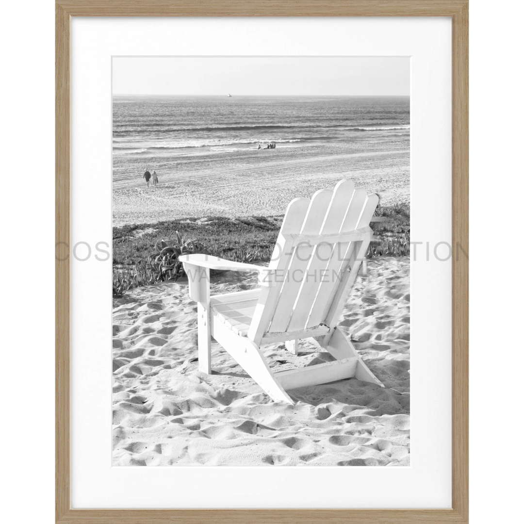 Weißer Adirondack-Stuhl auf Sand, abgebildet im Poster Kalifornien Deckchair K180