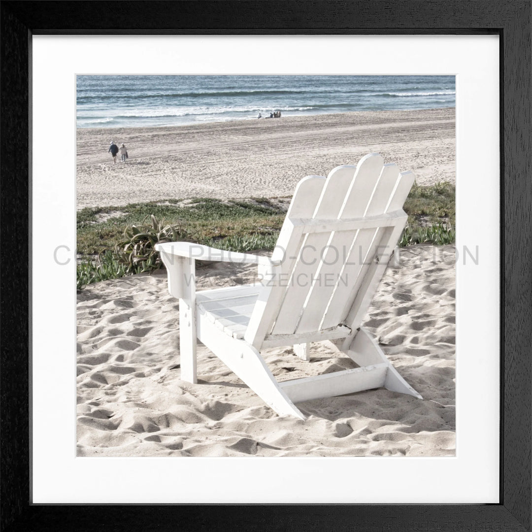 Weißer Adirondack-Stuhl auf Sand unter dem Produkt Poster Kalifornien Deckchair K180Q